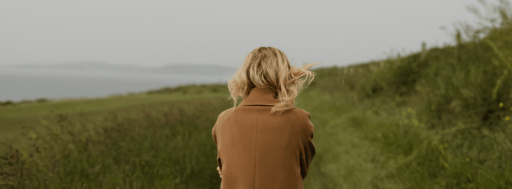 Marcas con alma chica campo de espaldas