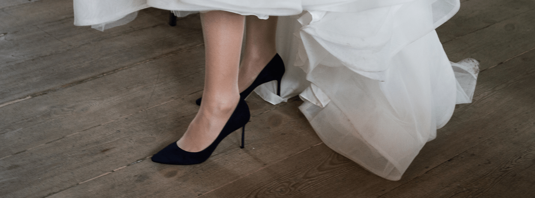 zapatos negros vestido blanco